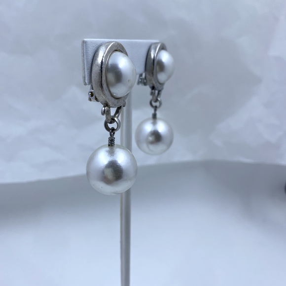 Vintage LINDA LEVINSON Large Pearl Drop Clip Earrings - Picture 2 of 4